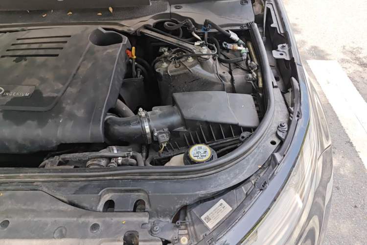 Used Land Rover Discovery 2021 300PS S Engine Bay Left