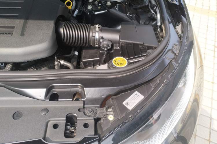 Used Land Rover Discovery 2021 360 PS R-Dynamic SE Engine Bay Left