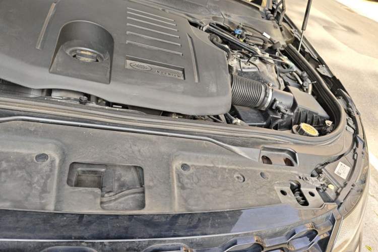 Used Land Rover Discovery 2021 360 PS R-Dynamic SE Engine Bay Left