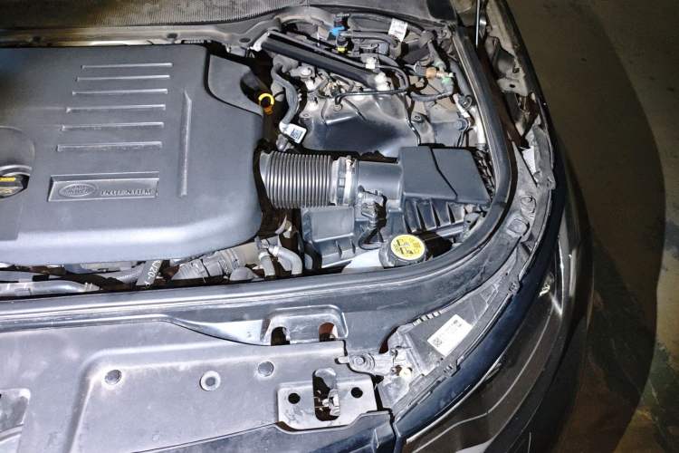 Used Land Rover Discovery 2021 360 PS R-Dynamic S Engine Bay Left