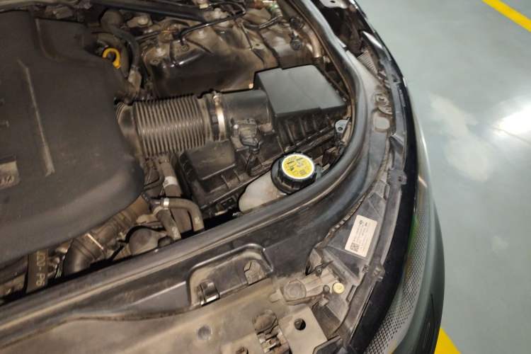 Used Land Rover Discovery 2021 360 PS R-Dynamic SE Engine Bay Left