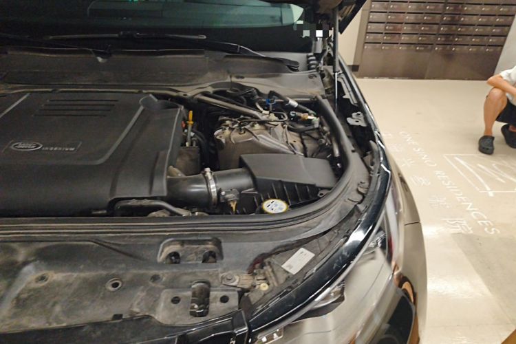 Used Land Rover Discovery 2021 300PS S Engine Bay Left