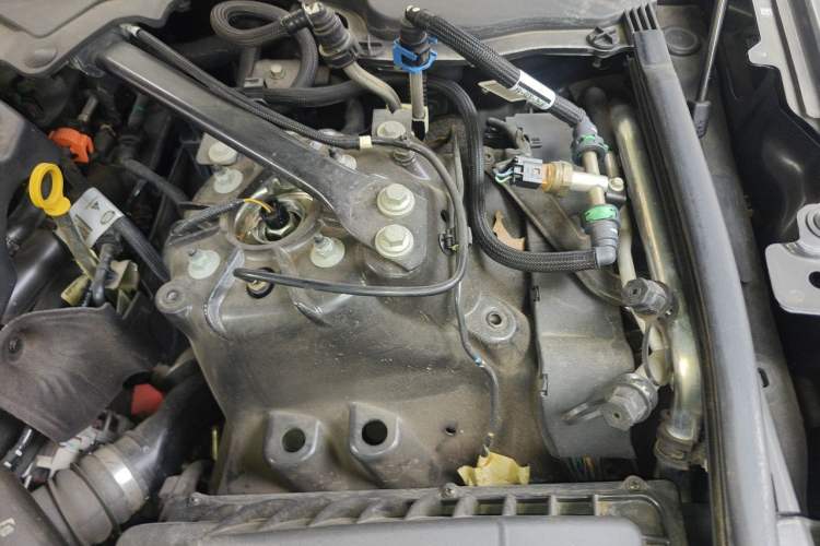 Used Land Rover Discovery 2021 300PS S Engine Bay Left