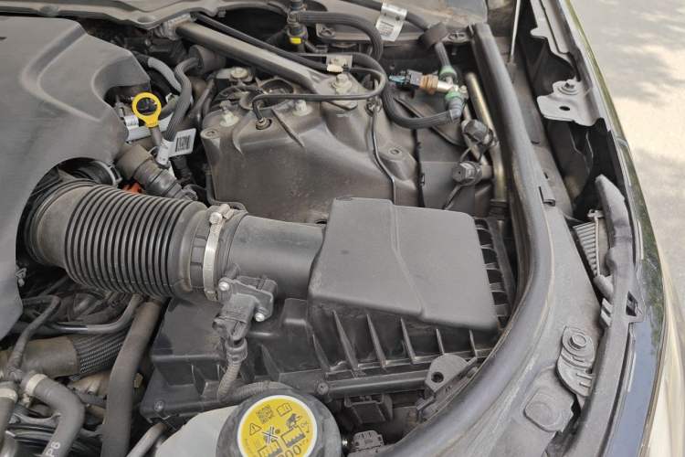 Used Land Rover Discovery 2021 360 PS R-Dynamic S Engine Bay Left