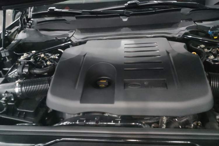 Used Land Rover Discovery 2021 360 PS R-Dynamic SE Engine Bay
