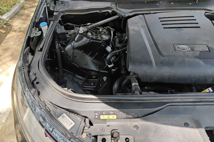 Used Land Rover Discovery 2021 300PS S Engine Bay Right
