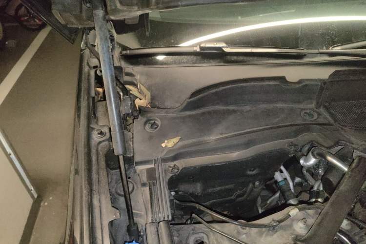 Used Land Rover Discovery 2021 360 PS R-Dynamic S Engine Bay Right