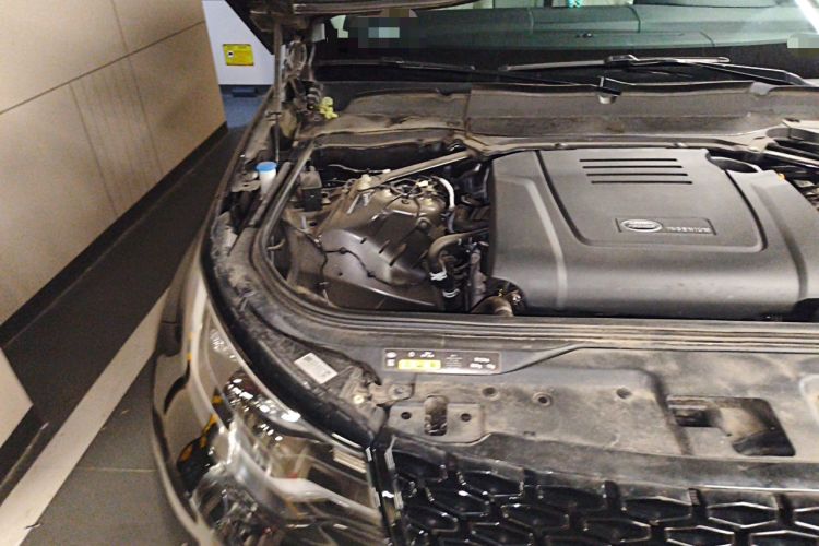 Used Land Rover Discovery 2021 300PS S Engine Bay Right