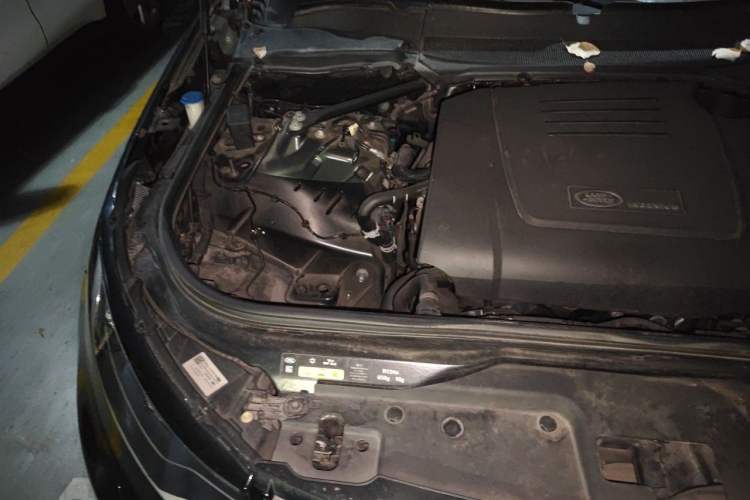 Used Land Rover Discovery 2021 300PS S Engine Bay Right