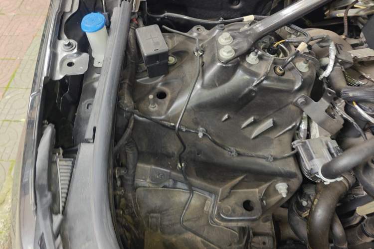 Used Land Rover Discovery 2021 300PS S Engine Bay Right