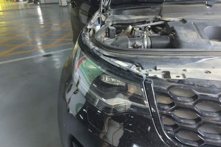Used Land Rover Discovery 2021 360 PS R-Dynamic SE Engine Bay Right