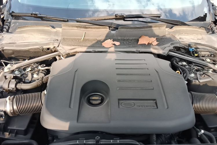 Used Land Rover Discovery 2021 360 PS R-Dynamic SE Engine Bay