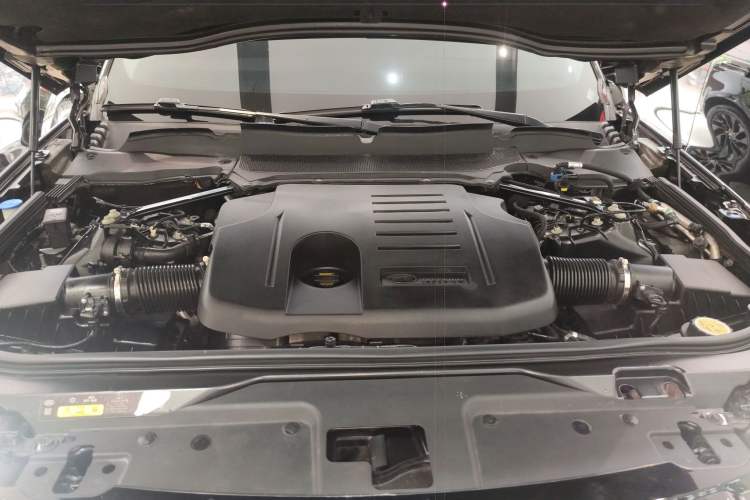 Used Land Rover Discovery 2021 360 PS R-Dynamic S Engine Bay
