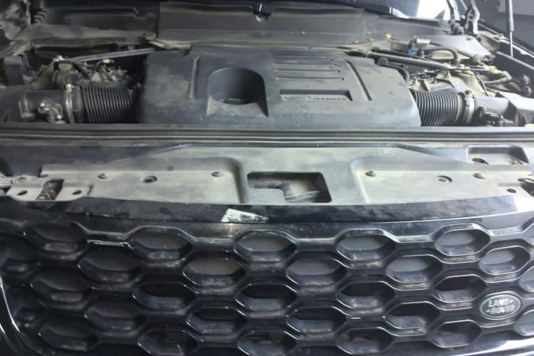 Used Land Rover Discovery 2021 360 PS R-Dynamic SE Engine Bay