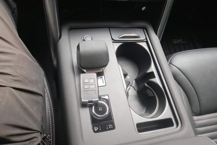 Used Land Rover Discovery 2021 360 PS R-Dynamic SE Gear Lever
