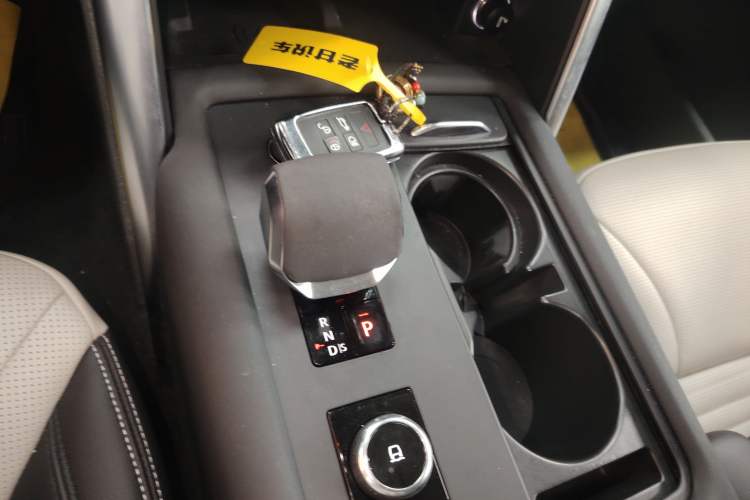 Used Land Rover Discovery 2021 360 PS R-Dynamic SE Gear Lever