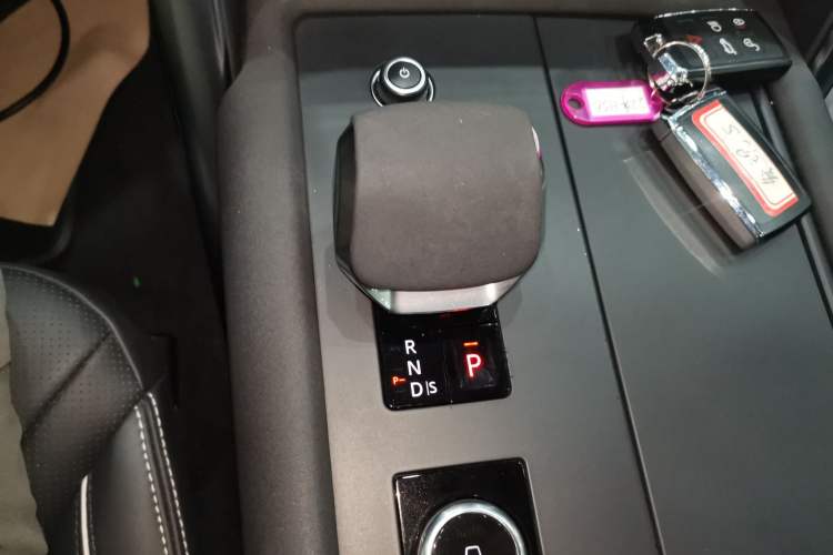 Used Land Rover Discovery 2021 360 PS R-Dynamic SE Gear Lever