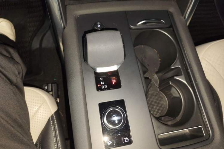 Used Land Rover Discovery 2021 360 PS R-Dynamic SE Gear Lever