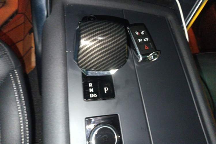Used Land Rover Discovery 2021 360 PS R-Dynamic S Gear Lever