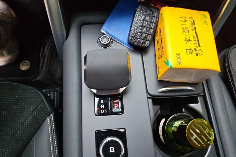 Used Land Rover Discovery 2021 360 PS R-Dynamic S Gear Lever