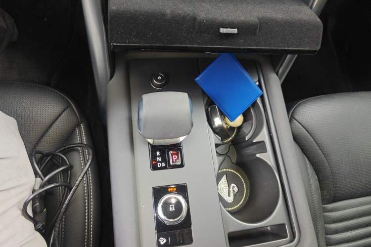 Used Land Rover Discovery 2021 300PS S Gear Lever