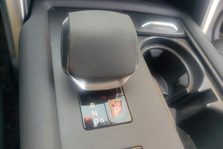 Used Land Rover Discovery 2021 360 PS R-Dynamic S Gear Lever