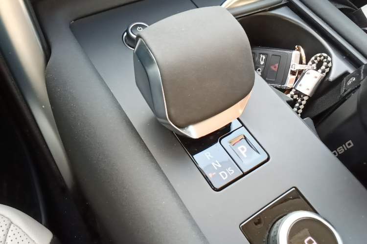 Used Land Rover Discovery 2021 360 PS R-Dynamic SE Gear Lever