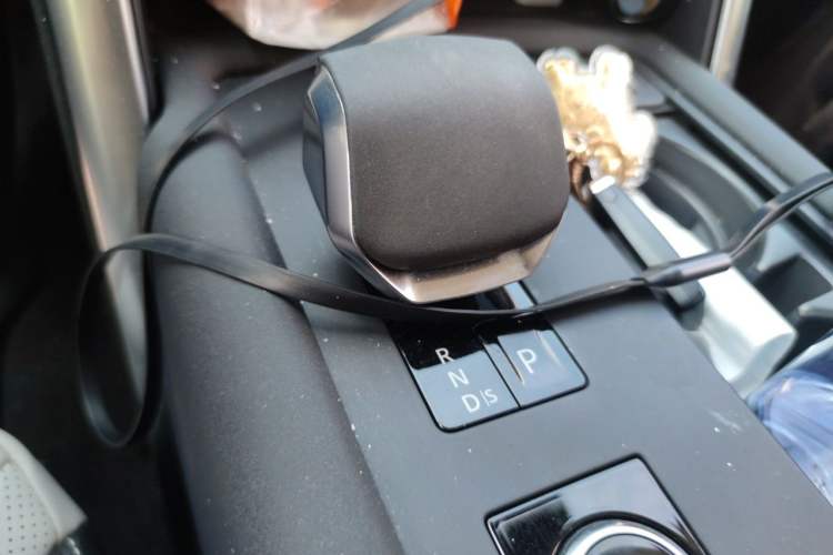 Used Land Rover Discovery 2021 360 PS R-Dynamic S Gear Lever