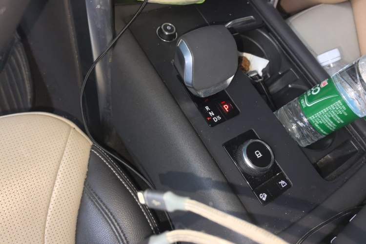 Used Land Rover Discovery 2021 360 PS R-Dynamic SE Gear Lever