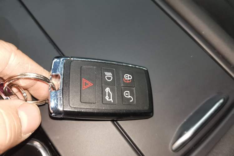 Used Land Rover Discovery 2021 360 PS R-Dynamic SE Interior 1