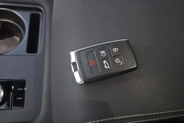 Used Land Rover Discovery 2021 360 PS R-Dynamic SE Interior 1