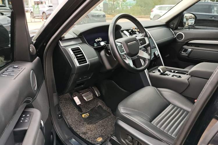 Used Land Rover Discovery 2021 360 PS R-Dynamic SE Interior 2