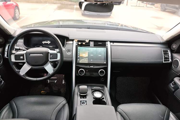 Used Land Rover Discovery 2021 360 PS R-Dynamic SE Interior 3