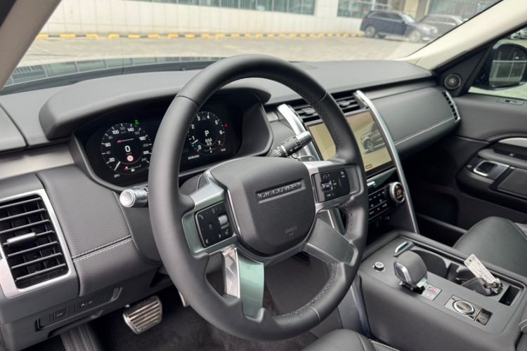 Used Land Rover Discovery 2021 360 PS R-Dynamic S Interior 3