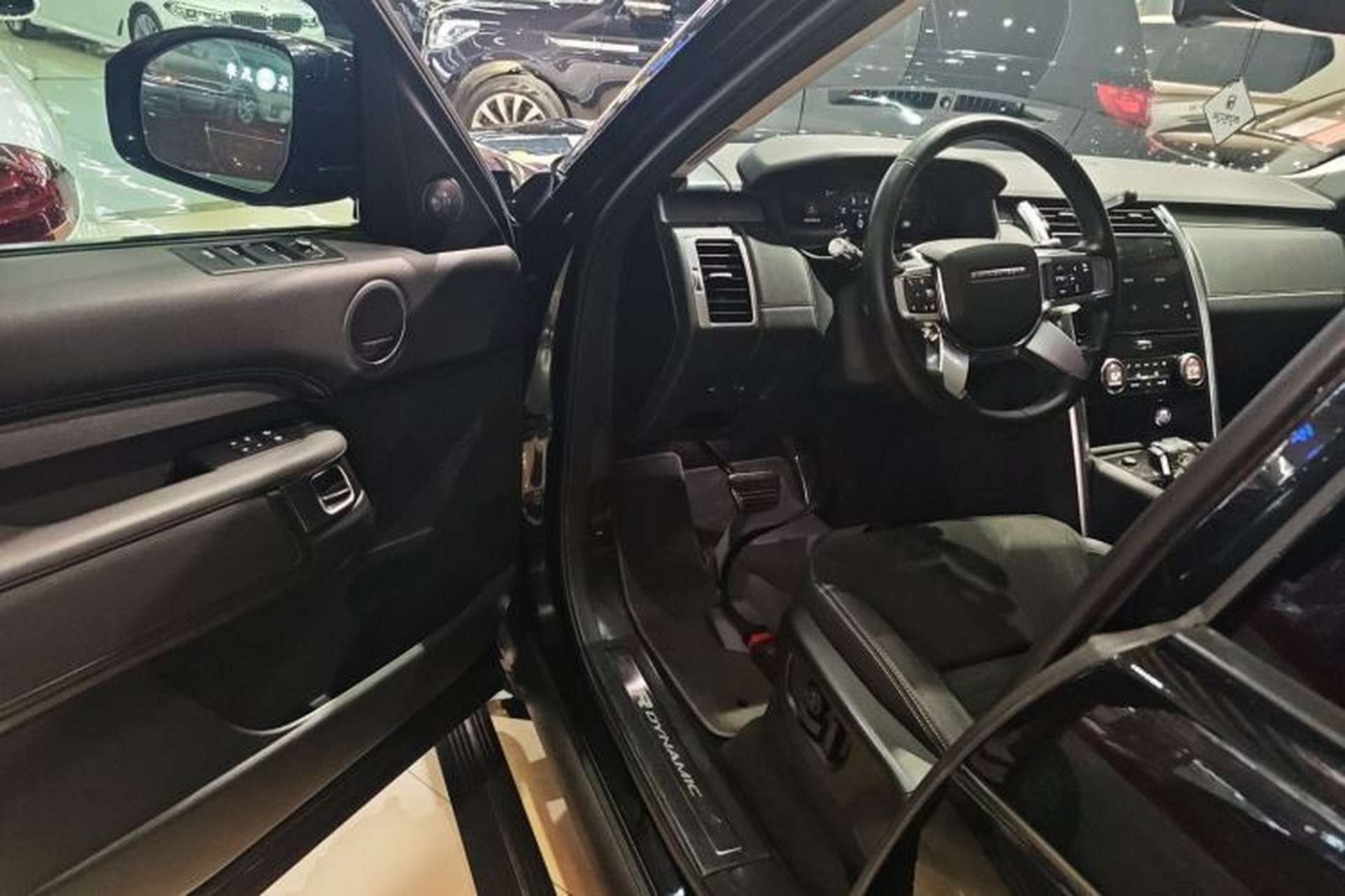Used Land Rover Discovery 2021 360 PS R-Dynamic SE Interior 3