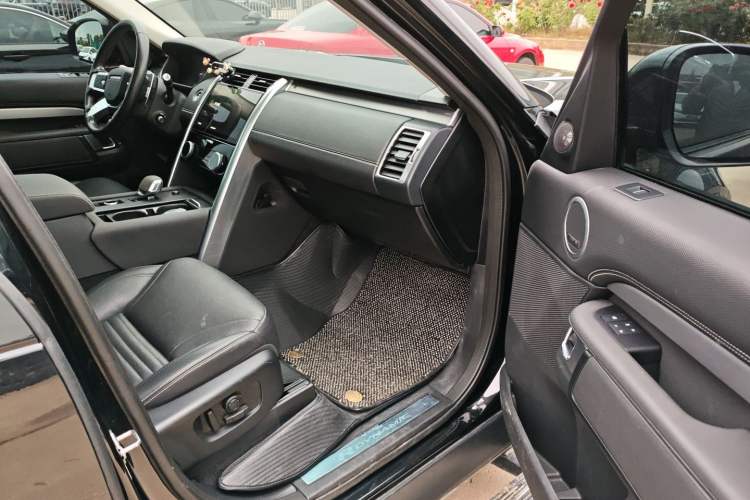 Used Land Rover Discovery 2021 360 PS R-Dynamic SE Interior 4