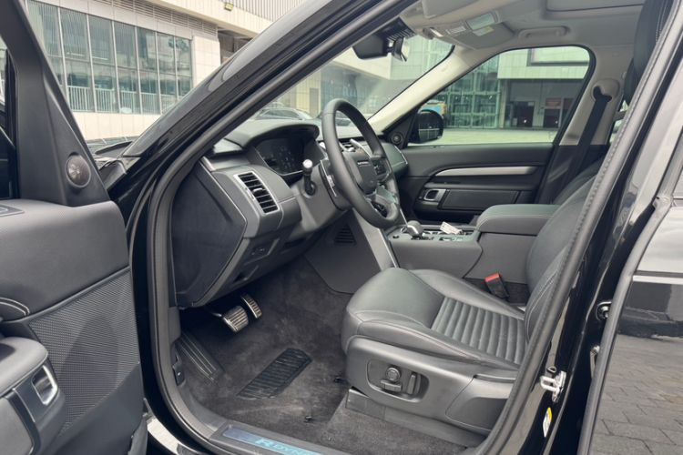 Used Land Rover Discovery 2021 360 PS R-Dynamic S Interior 4