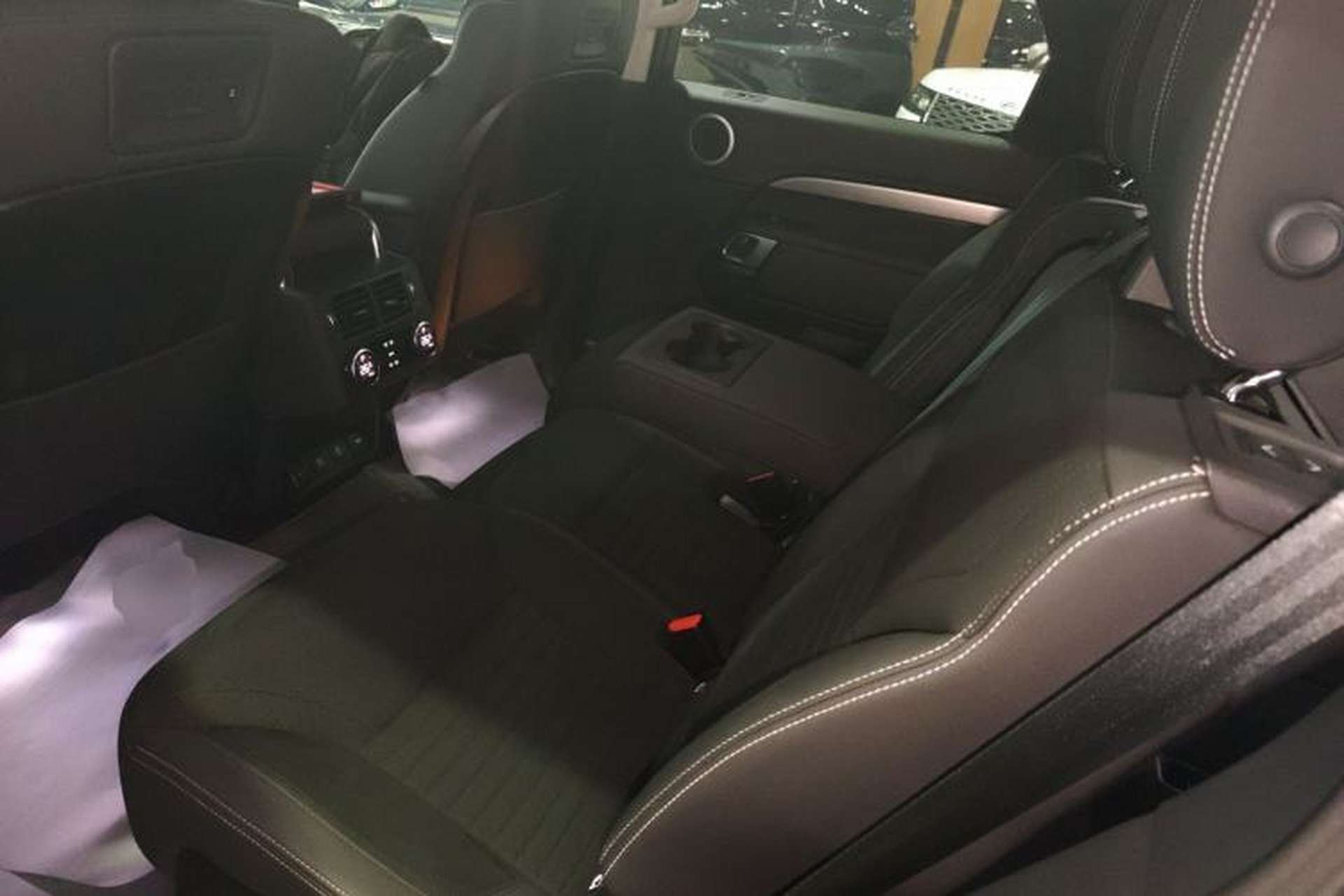 Used Land Rover Discovery 2021 360 PS R-Dynamic SE Interior 4