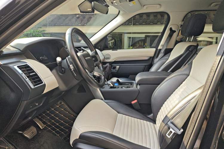 Used Land Rover Discovery 2021 360 PS R-Dynamic SE Left Front Seat