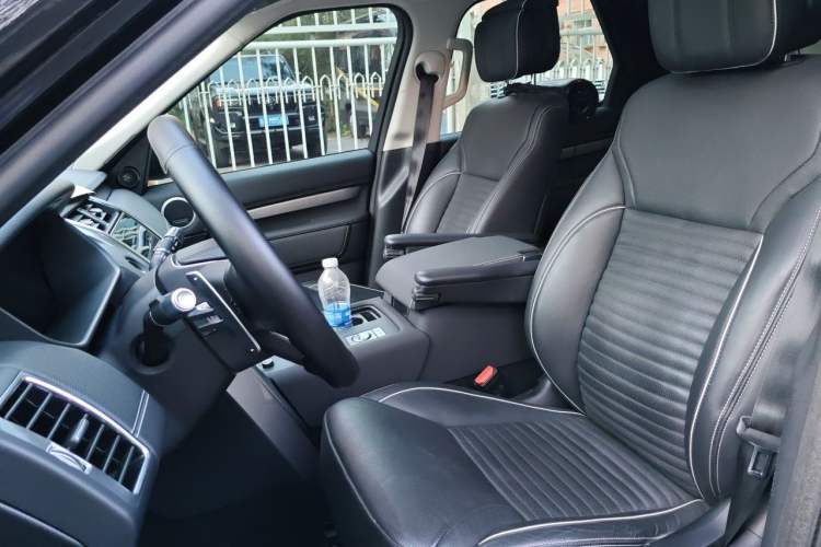 Used Land Rover Discovery 2021 360 PS R-Dynamic HSE Left Front Seat