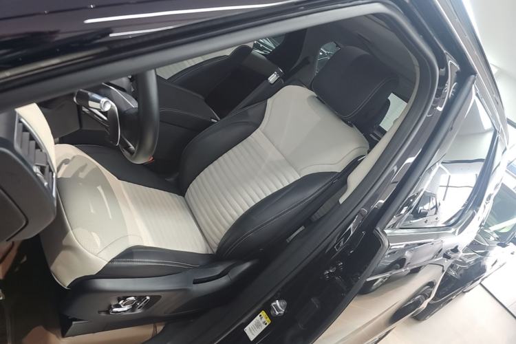 Used Land Rover Discovery 2021 360 PS R-Dynamic SE Left Front Seat