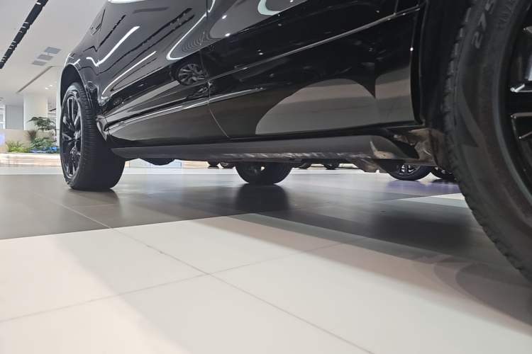 Used Land Rover Discovery 2021 360 PS R-Dynamic SE Left Side Sill