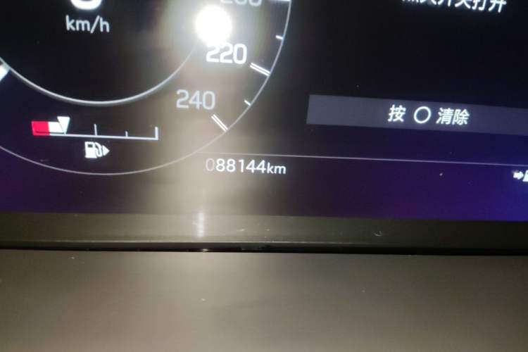 Used Land Rover Discovery 2021 360 PS R-Dynamic SE Odometer Close Up