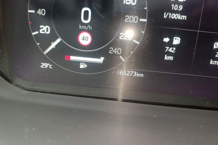 Used Land Rover Discovery 2021 300PS S Odometer Close Up
