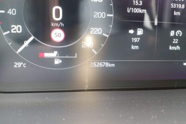 Used Land Rover Discovery 2021 360 PS R-Dynamic SE Odometer Close Up