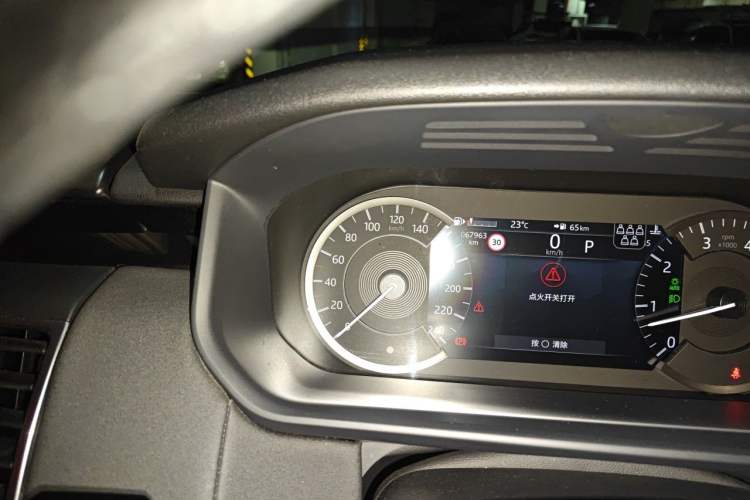 Used Land Rover Discovery 2021 300PS S Odometer Close Up