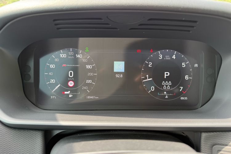 Used Land Rover Discovery 2021 360 PS R-Dynamic SE Odometer Close Up