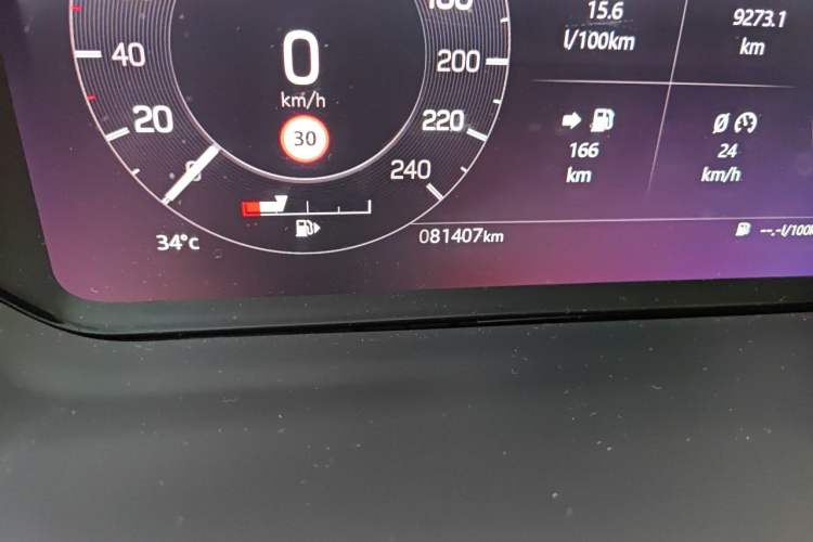 Used Land Rover Discovery 2021 360 PS R-Dynamic SE Odometer Close Up
