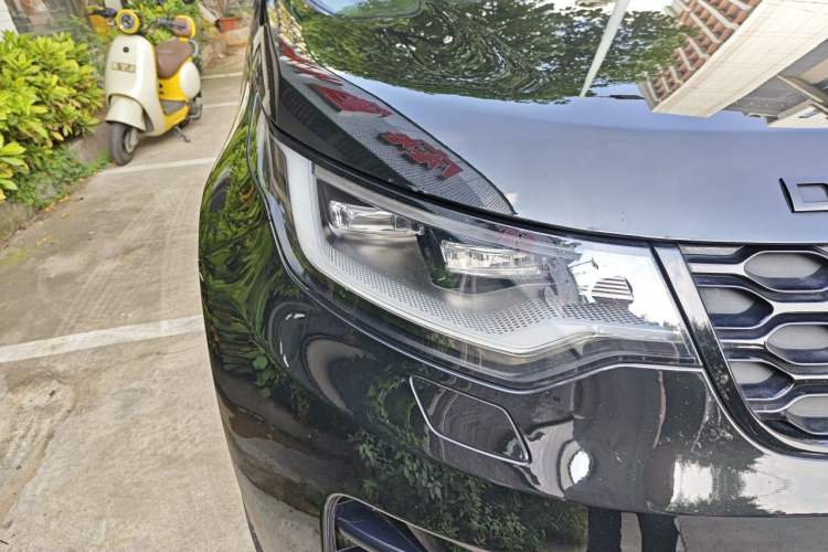 Used Land Rover Discovery 2021 360 PS R-Dynamic SE Right Front Headlight