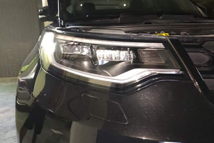 Used Land Rover Discovery 2021 360 PS R-Dynamic S Right Front Headlight